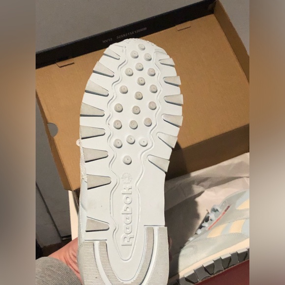 Reebok Classic Leather Sneakers in light blue/fluorescent orange/white - Picture 9 of 12